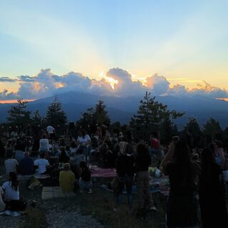 Trecento persone alla Collinetta del Vento: “Note Alte al Tramonto” conquista la Montagna dei Fiori