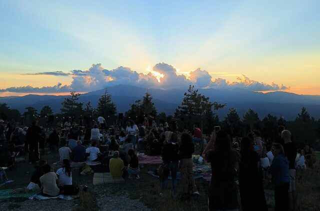 Trecento persone alla Collinetta del Vento: “Note Alte al Tramonto” conquista la Montagna dei Fiori