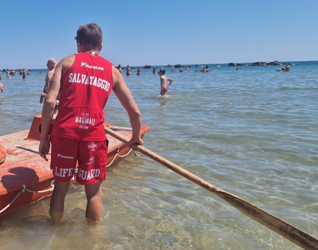 Paura in mare, un bambino col suo papà risucchiati dalla corrente: provvidenziale intervento dei baywatch