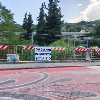 Ponte di Porta Cartara, spunta un cartello sulla balaustra: «Tre anni dopo, il parapetto è ancora incompleto»