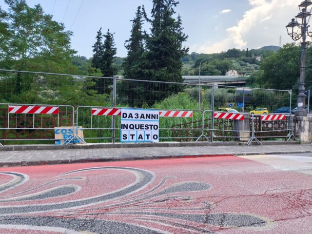 Ponte di Porta Cartara, spunta un cartello sulla balaustra: «Tre anni dopo, il parapetto è ancora incompleto»