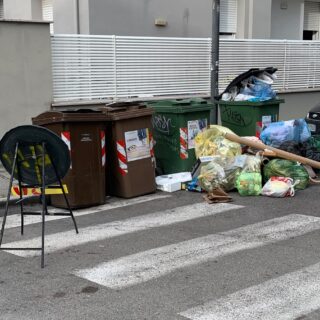 Decoro urbano, rifiuti abbandonati in più zone: «Servono controlli e un sistema da ripensare»
