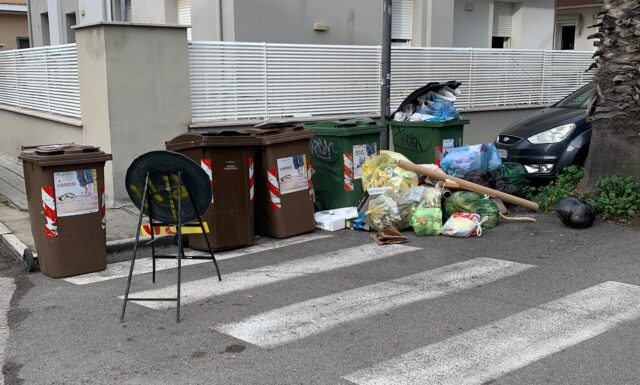 Decoro urbano, rifiuti abbandonati in più zone: «Servono controlli e un sistema da ripensare»