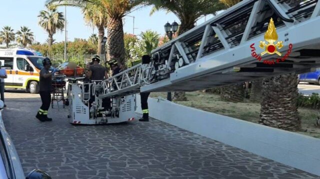 Turista bloccato al quarto piano, intervento dei Vigili del fuoco con l’autoscala