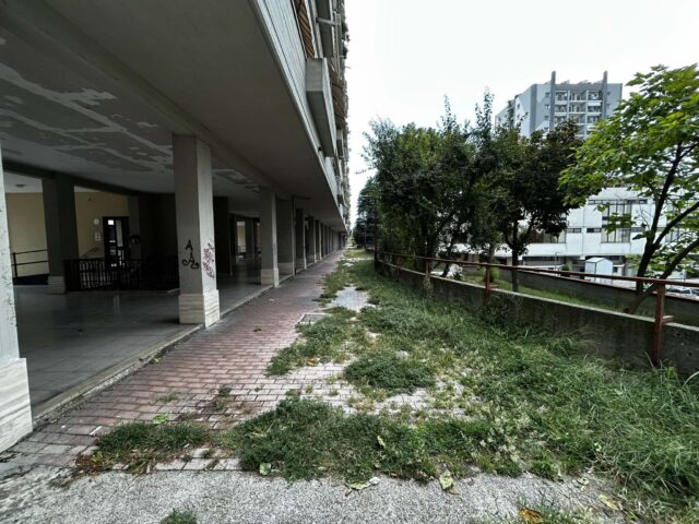 Marciapiede dissestato e allagamenti in via dei Fiordalisi, la protesta dei residenti: «Così non si può più andare avanti»