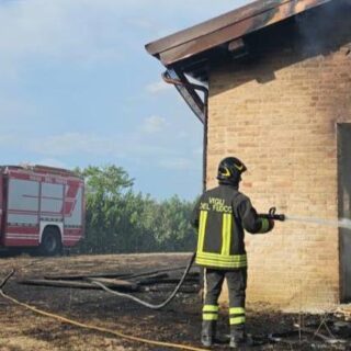 Incendio in una falegnameria, tetto distrutto dalle fiamme: Vigili del fuoco al lavoro per ore