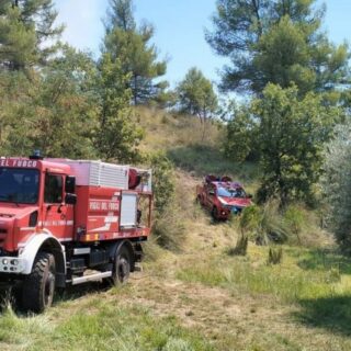 Perde il controllo dell’auto e resta in bilico sul ciglio della strada