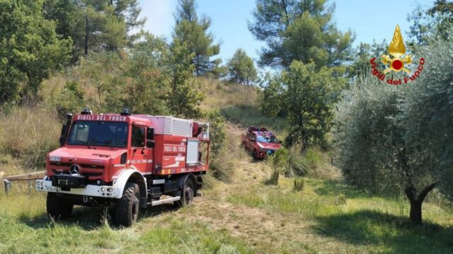 Perde il controllo dell’auto e resta in bilico sul ciglio della strada