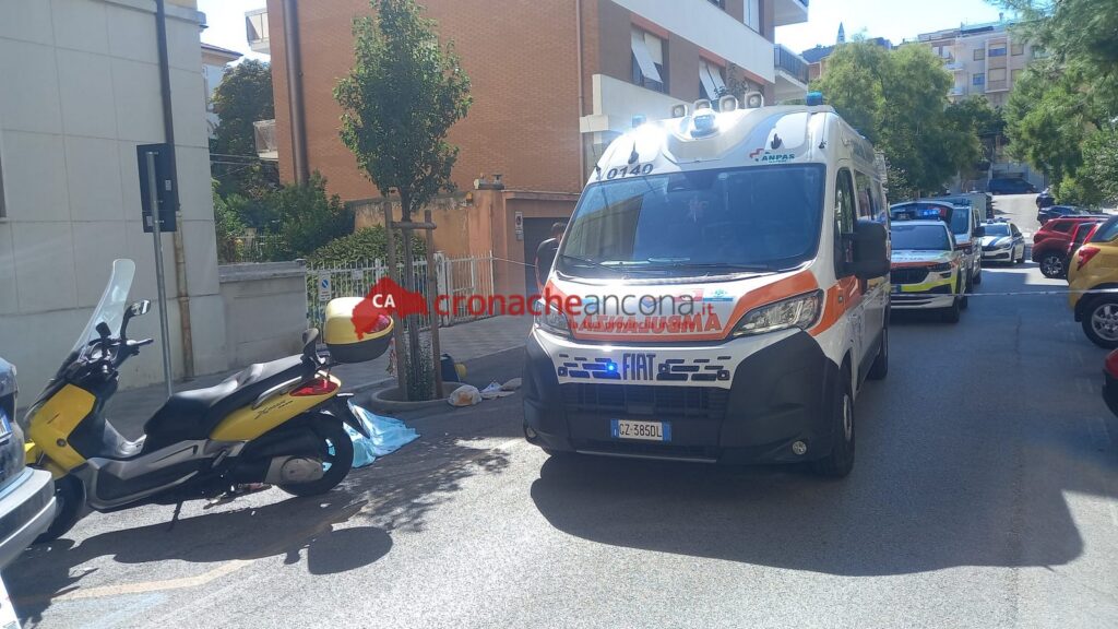 Tampona un’auto, muore uno scooterista