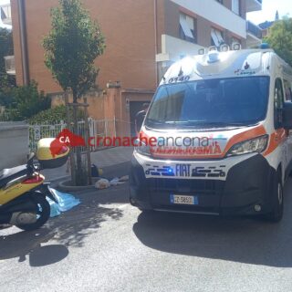 Tampona un’auto, muore uno scooterista