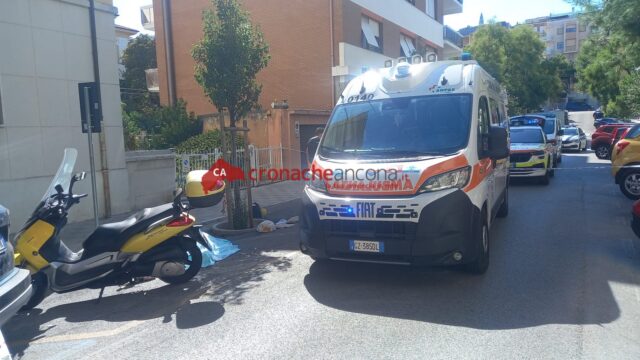 Tampona un’auto, muore uno scooterista