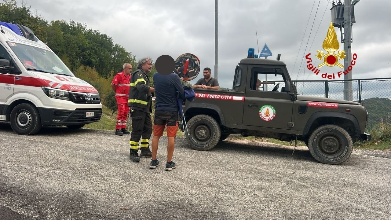 Perde l’orientamento in montagna, rintracciato e portato in salvo dai Vigili del fuoco Perde l’orientamento in montagna, rintracciato e portato in salvo dai Vigili del fuoco
