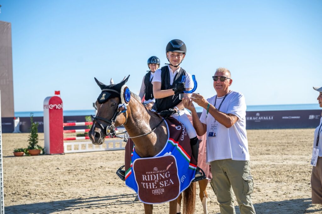 Fieracavalli-Riding-By-The-Sea_Riccardo-Maffei_1-1024x682-2