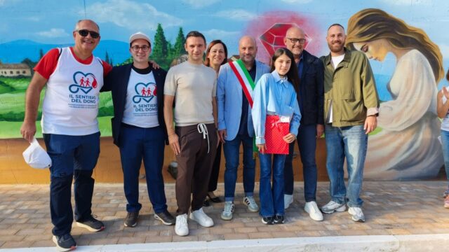 Inaugurato il murale Avis: la donazione del sangue raccontata con i simboli del paese
