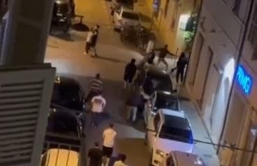 Centro cittadino come un ring: una rissa al giorno toglie il medico di torno