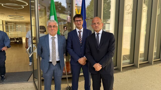 Si torna tra i banchi, Castelli: «La scuola è il primo cantiere del futuro: buon anno ai ragazzi»
