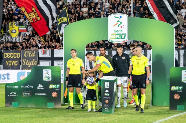 Monetina lanciata verso il guardalinee: multa salata all’Ascoli dal Giudice Sportivo Monetina lanciata verso il guardalinee: multa salata all’Ascoli dal Giudice Sportivo