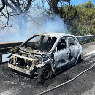 Auto in fiamme sulla A14, il rogo si propaga alla scarpata 