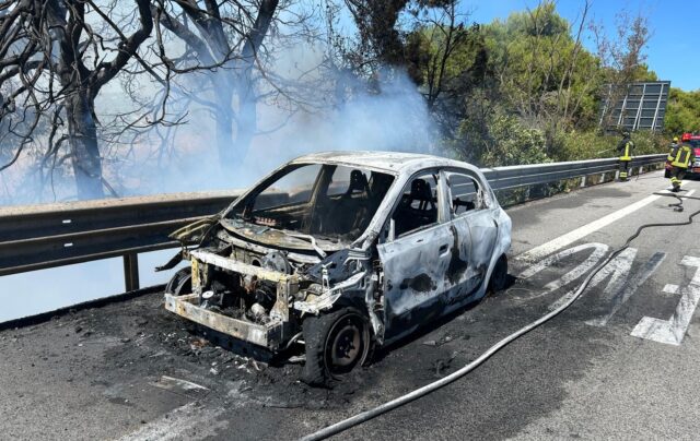 Auto in fiamme sulla A14, il rogo si propaga alla scarpata 