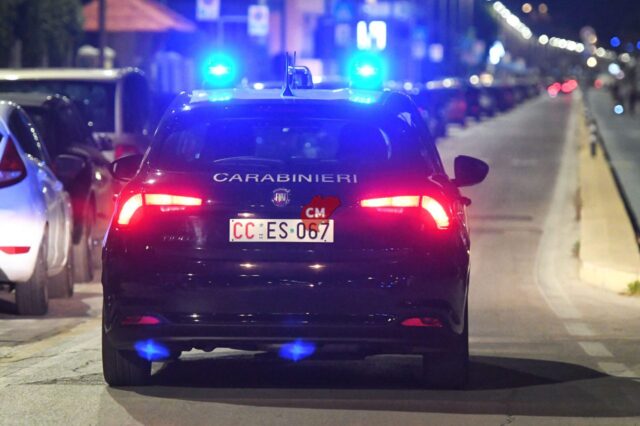 Bussa alle porte delle case e litiga con gli amici
