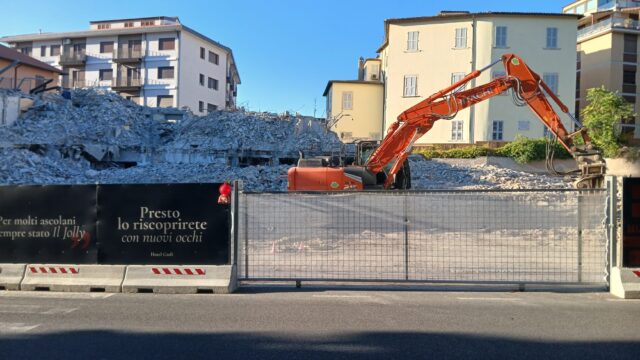Ex Gioli, amianto durante i lavori di riqualificazione: bonifica in corso Ex Gioli, amianto durante i lavori di riqualificazione: bonifica in corso