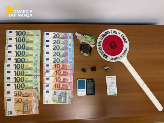 Vede i finanzieri, lancia il borsello e tenta la fuga tuffandosi in mare: aveva 75 grammi di hashish