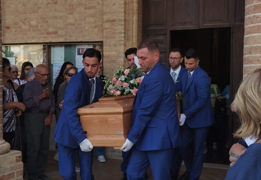 L’ultimo saluto a Elenia Osimi: una comunità stretta nel dolore