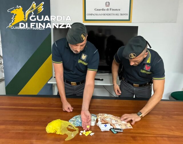 Cocaina e hashish nel marsupio: arrestato giovane Cocaina e hashish nel marsupio: arrestato giovane
