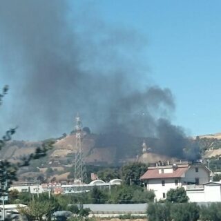 Capannone in fiamme a Centobuchi, nel rogo morti circa 40 polli 