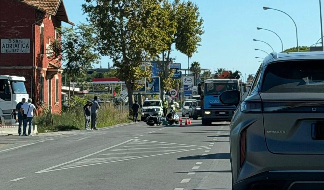 Statale 16, nuovo incidente in zona Brancadoro: coinvolto uno scooter Statale 16, nuovo incidente in zona Brancadoro: coinvolto uno scooter