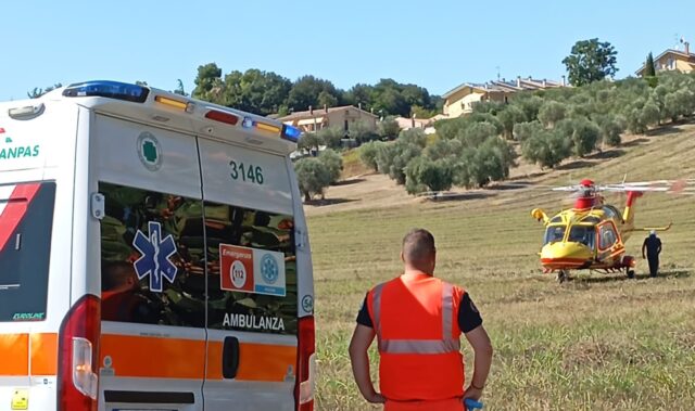 Paura per una donna: cade dalle scale, trasportata in eliambulanza a Torrette Paura per una donna: cade dalle scale, trasportata in eliambulanza a Torrette
