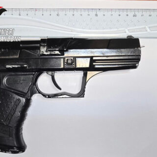 Pistola scacciacani in pugno, paura fuori dal locale: 19enne nei guai