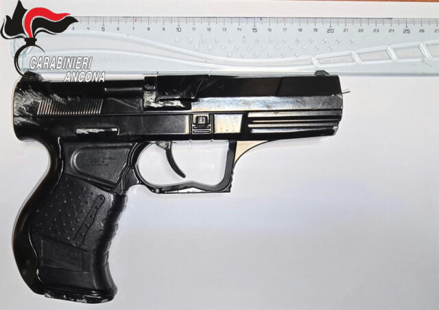 Pistola scacciacani in pugno, paura fuori dal locale: 19enne nei guai