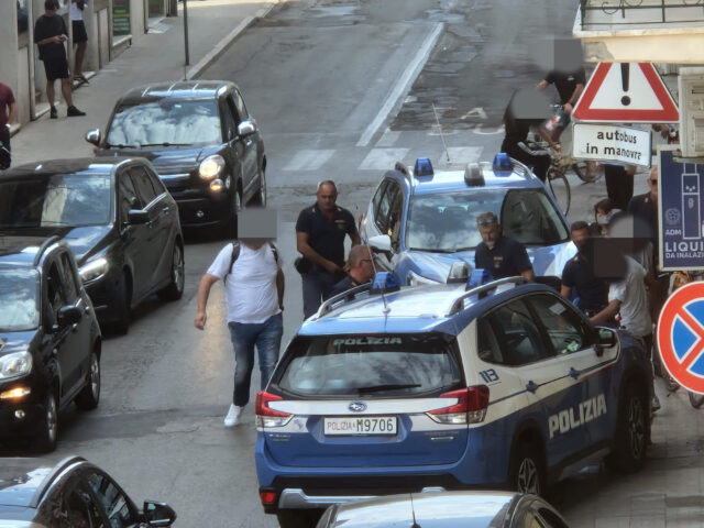 Lite in centro tra piazza Garibaldi e via Roma: due uomini si affrontano in strada Lite in centro tra piazza Garibaldi e via Roma: due uomini si affrontano in strada
