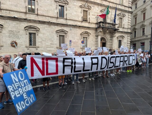 Valle del Bretta, sale la protesta di piazza: «No ad una nuova discarica tra i calanchi»