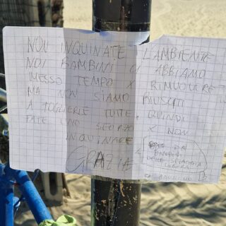 Spiaggia libera, la lezione dei bambini: «Non inquinate, abbiamo pulito noi»