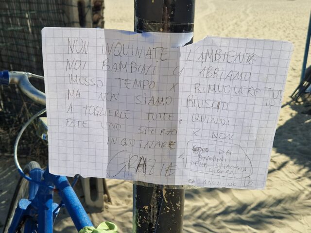 Spiaggia libera, la lezione dei bambini: «Non inquinate, abbiamo pulito noi»