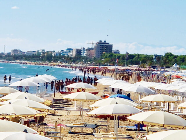 Settembre in spiaggia, l’estate non molla