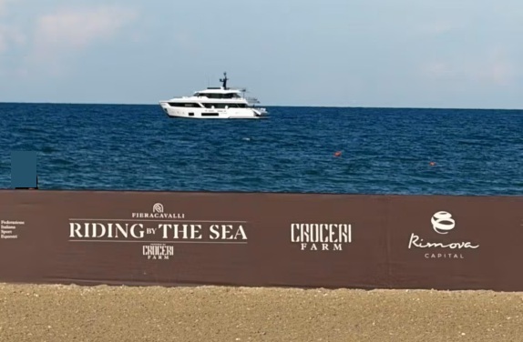Yacht per il Riding by the Sea