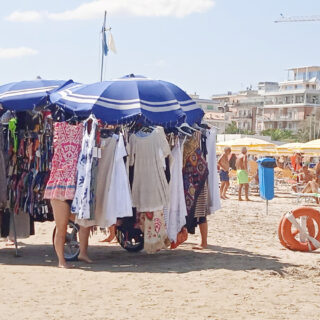 Gioielli abbandonati sulla spiaggia, il venditore abusivo fugge davanti ai vigili