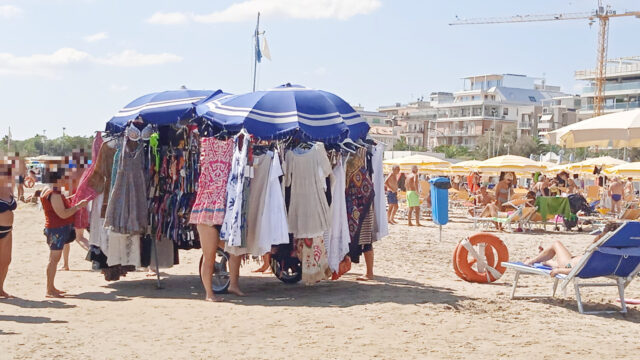 Gioielli abbandonati sulla spiaggia, il venditore abusivo fugge davanti ai vigili
