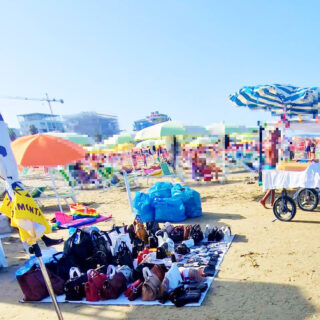 Spiagge trasformate in bazar, l’abusivismo non va in vacanza