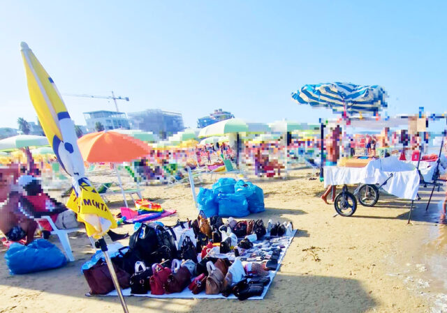 Spiagge trasformate in bazar, l’abusivismo non va in vacanza