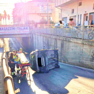 Auto a ruote all’aria nel sottopasso: attimi di panico in via D’Annunzio