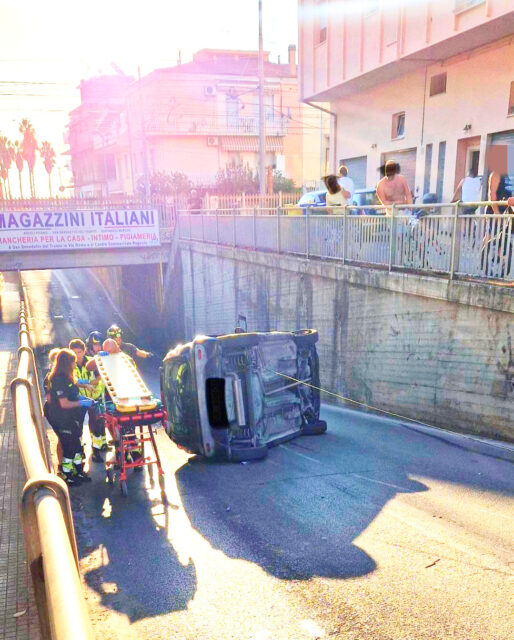 Auto a ruote all’aria nel sottopasso: attimi di panico  in via D’Annunzio