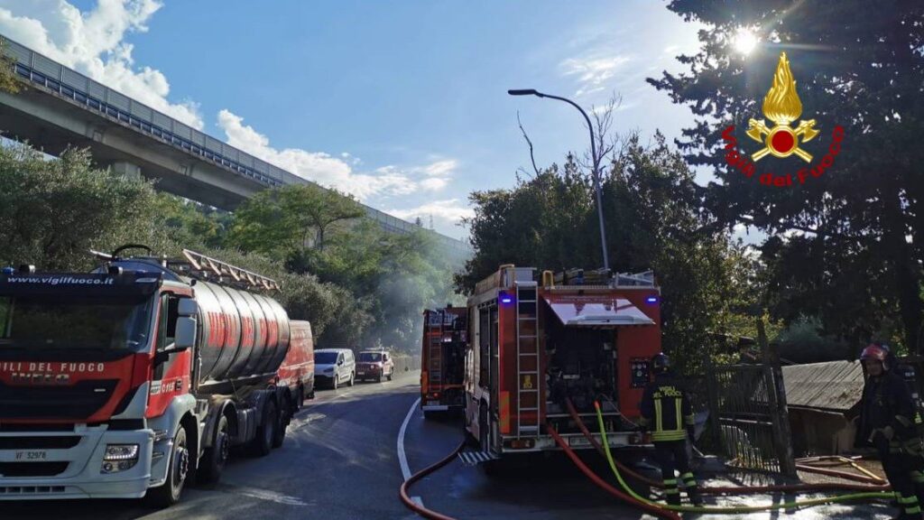 Incendio a Porta Cartara, riaperta via Adriatico: le operazioni di spegnimento concluse prima del previsto
