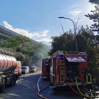 Incendio a Porta Cartara, riaperta via Adriatico: le operazioni di spegnimento concluse prima del previsto Incendio a Porta Cartara, riaperta via Adriatico: le operazioni di spegnimento concluse prima del previsto