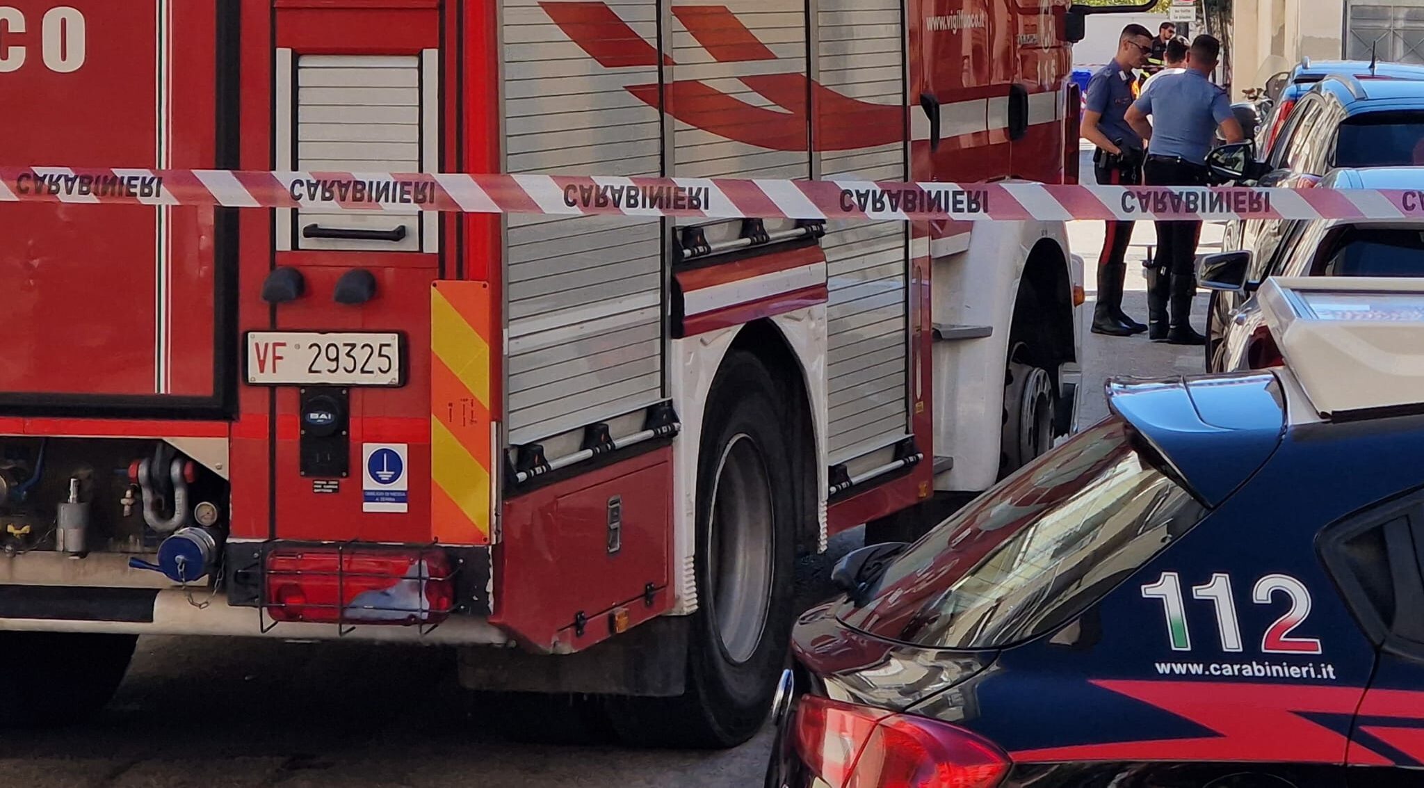 Cartello alla finestra: «Non entrate, appartamento invaso dal gas». Scatta l’allarme