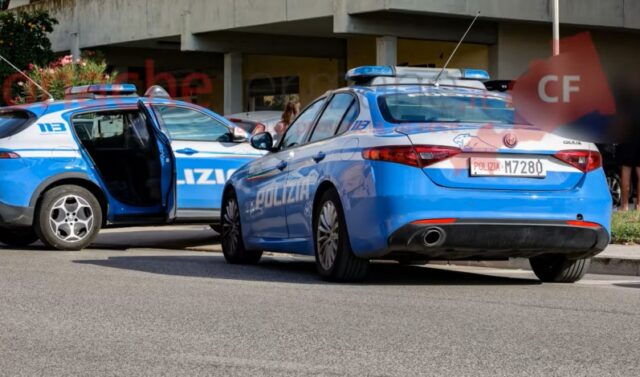 Prima si barrica in casa poi minaccia e sputa ai poliziotti che lo convincono a farsi curare