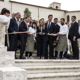 Giorgia Meloni ad Ascoli: migliaia di persone per l’inaugurazione di Palazzo Saladini Pilastri